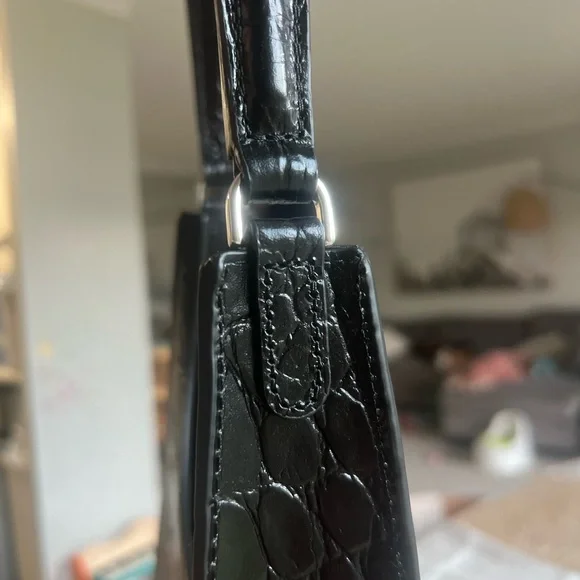 The STAUD Rey Bag in black is a triangular leather bag featuring a top handle - Picture 4 of 5